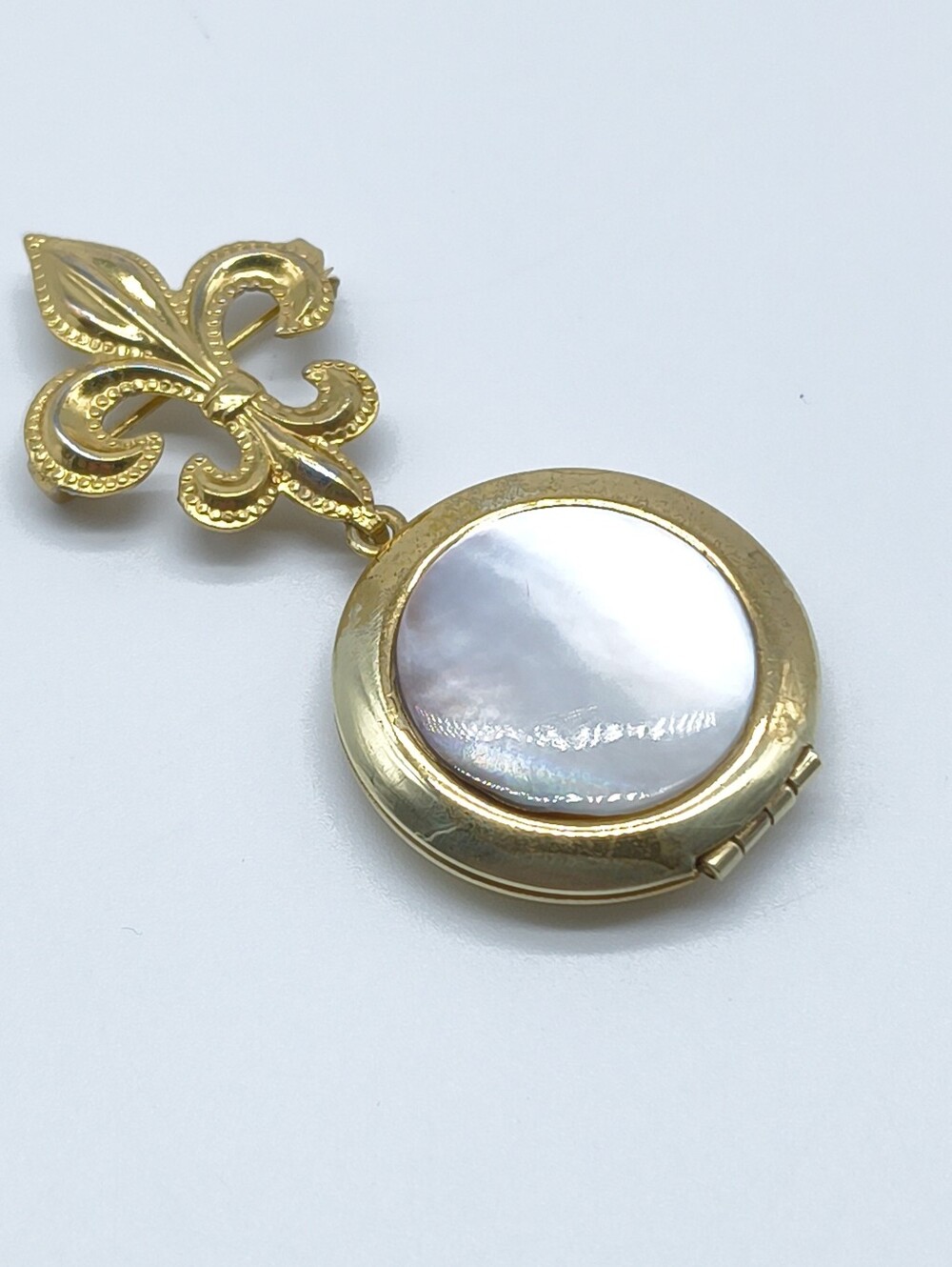 Vintage Mother Of Pearl Fleur De Lis Locket Brooch - Picture 2 of 6